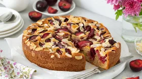 Пироги со сливами: 30 простых и вкусных рецептов