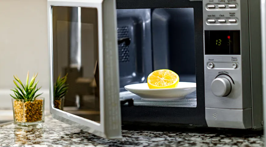 Избавиться от запаха гари в микроволновке поможет вода с лимоном