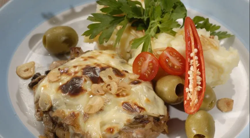 Говядина с грибами и сырным картофельным пюре