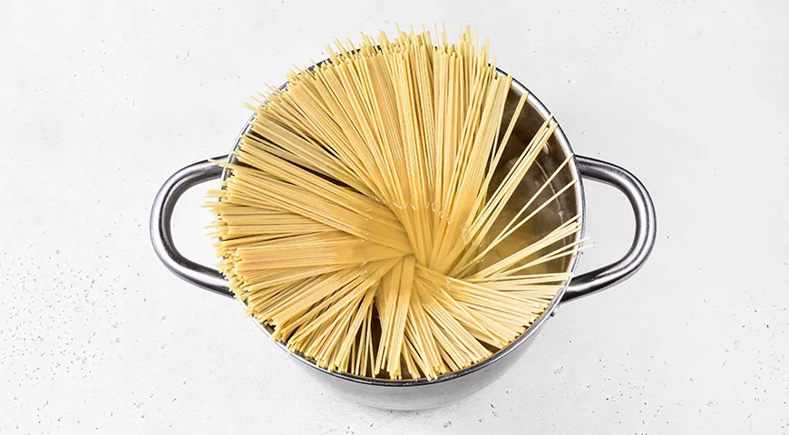 Паста с фаршем и томатной пастой