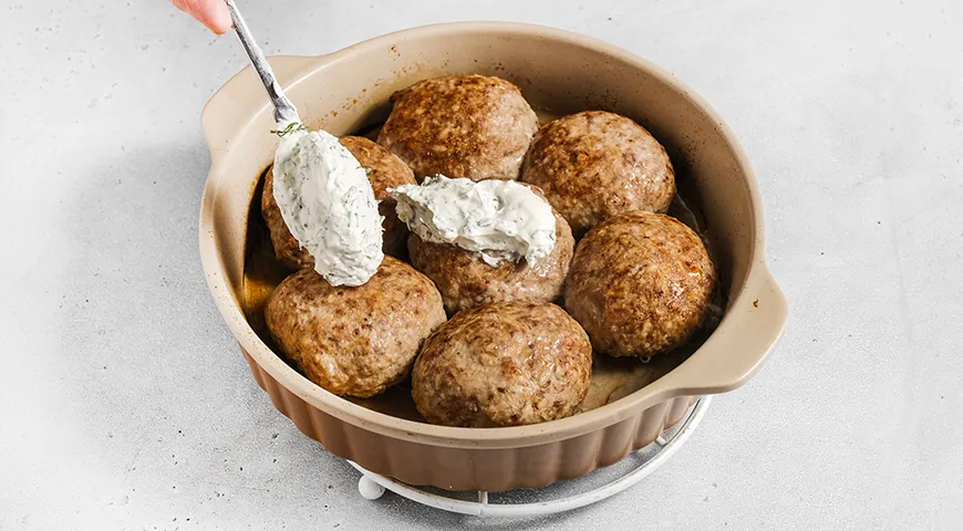 Запеченные котлеты в сметанном соусе