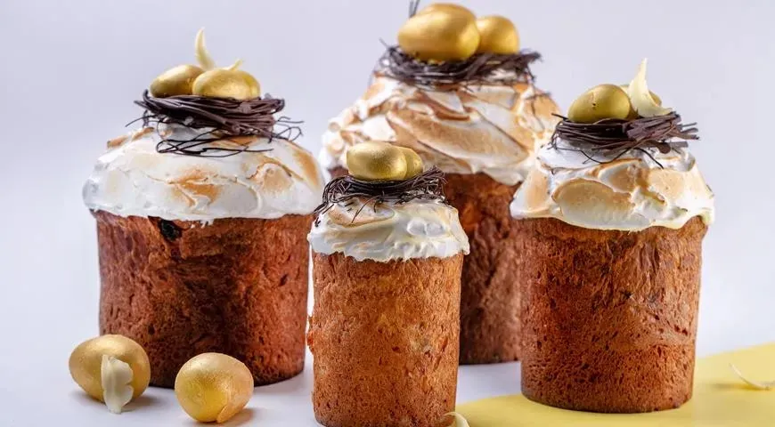 Кулич с шоколадными гнездами