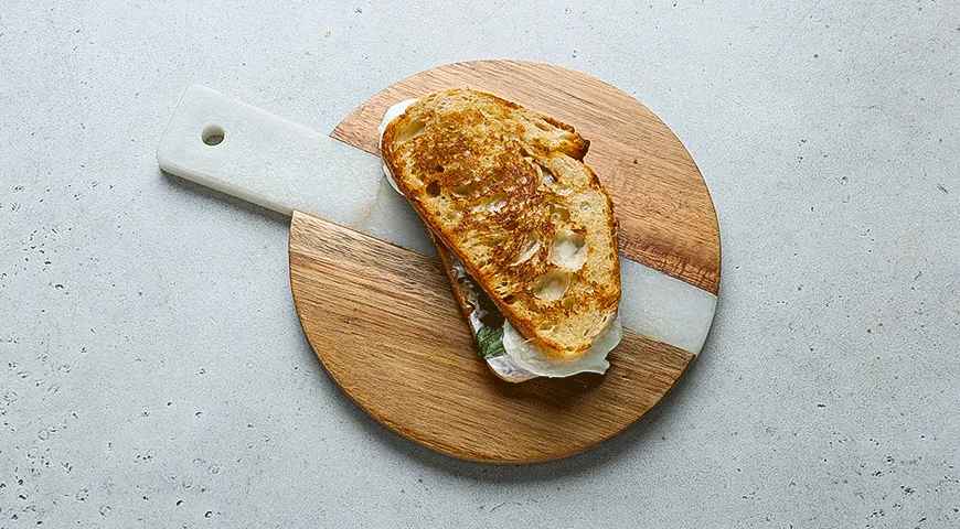 Сэндвич с сыром и ежевикой
