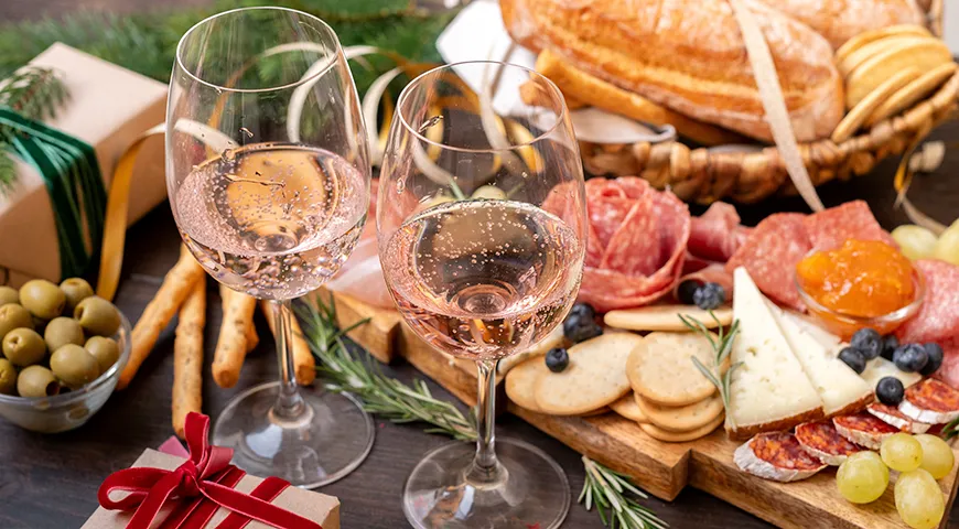 Розовое шампанское прекрасно сочетается с легкими закусками