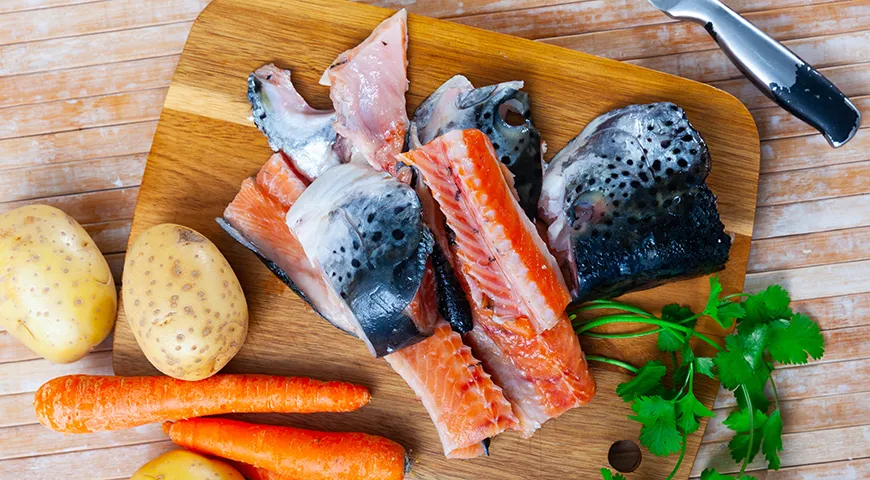 Необходимые ингредиенты для ухи: голова и хребет форели, картофель, а также морковь, перец, лавровый лист и пара щепоток соли