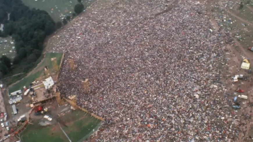 На фестивале Вудсток собралось почти полмиллиона человек