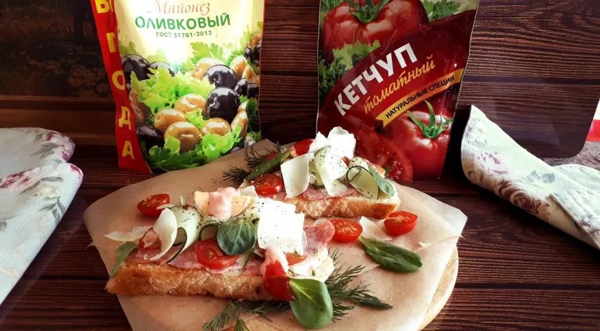 Готовим брускетту с копченостями, овощами и сыром пармезан