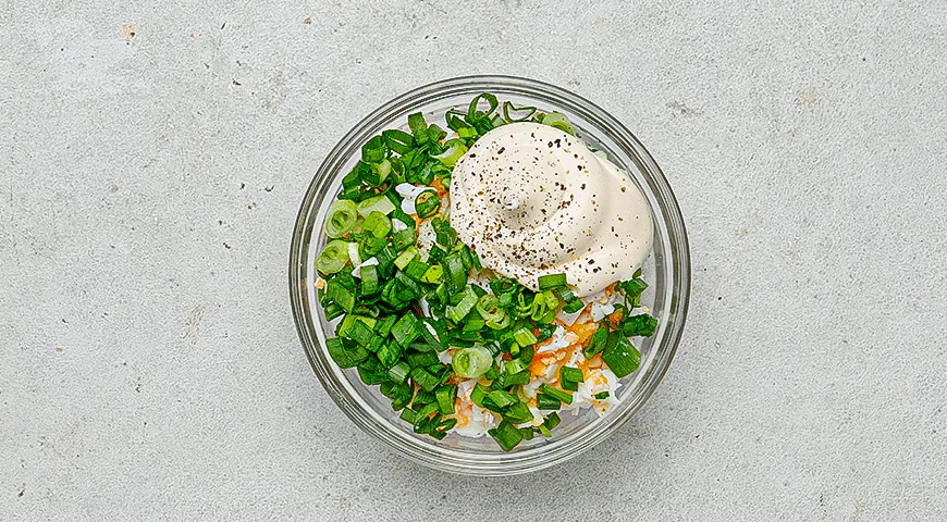 Чафли с яйцами, майонезом и зеленым луком