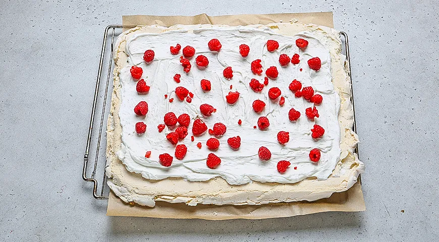 Меренговый рулет с фисташками и малиной