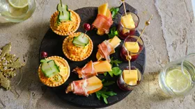 Яблоко с руколой, сыром и прошутто