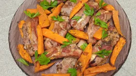 Свиные ребрышки, маринованные с медом и запеченные с морковью
