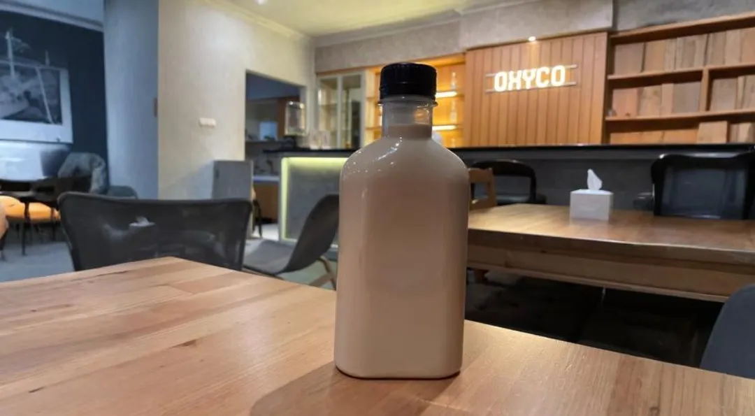 В Южной Корее и Японии популярна практика «кофе с молоком без сахара в бутылочках» — там напиток продают в автоматах и мини-маркетах