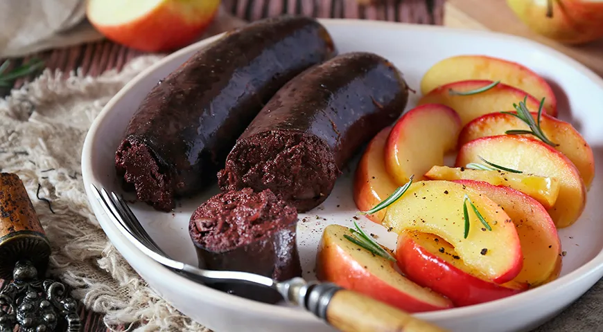 Жареная кровяная колбаса с яблоками