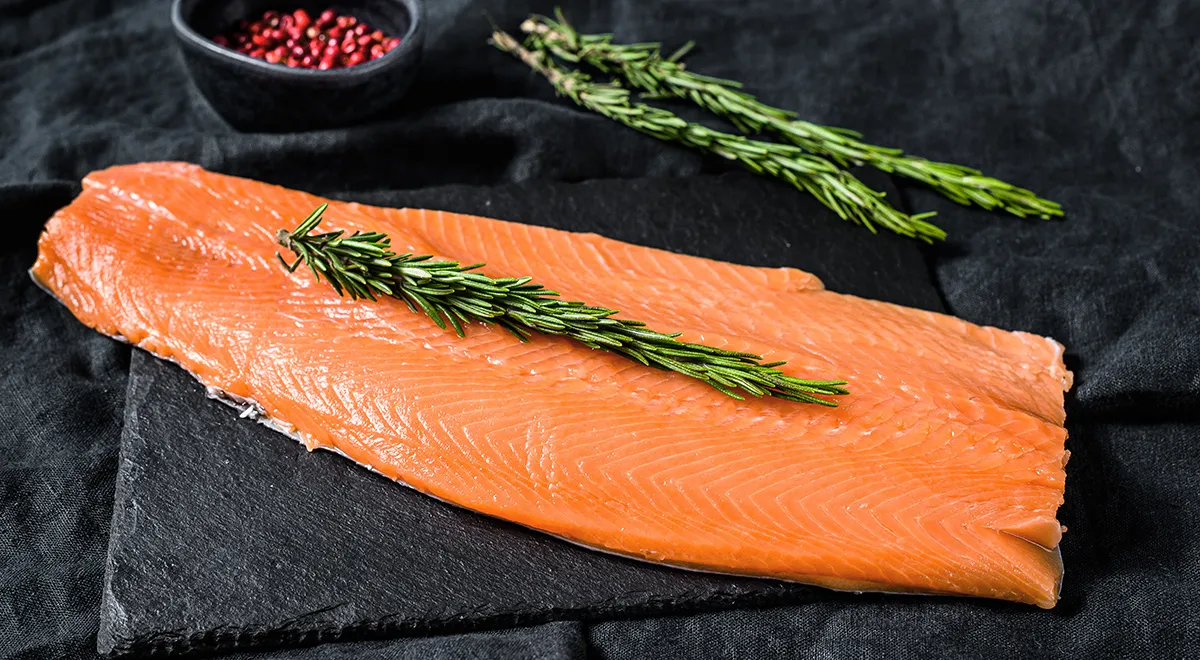 Зная несколько профессиональных хитростей, превратить тушку горбуши в филе или стейки совсем несложно