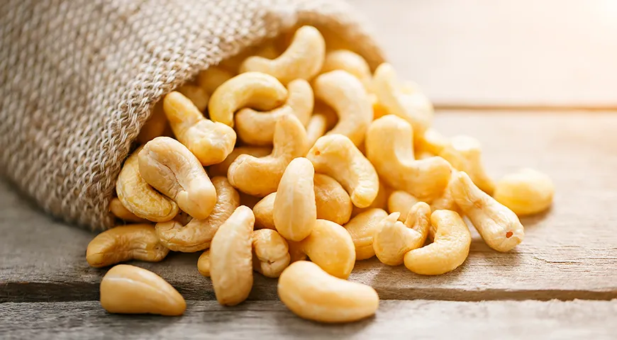 Сырое кешью классифицируется в первую очередь по размеру и целостности ядра