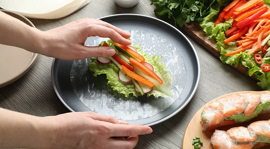 Размоченную рисовую бумагу нужно использовать сразу, не допуская повторного высыхания