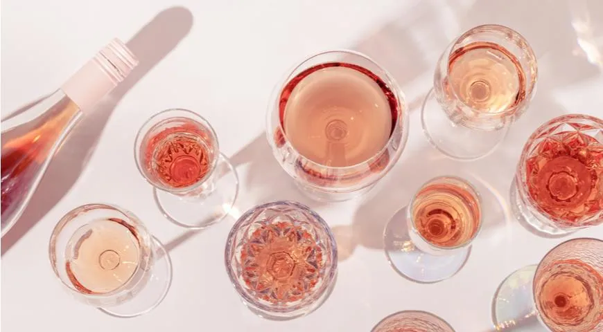 Розовое вино — основа идеального летнего коктейля