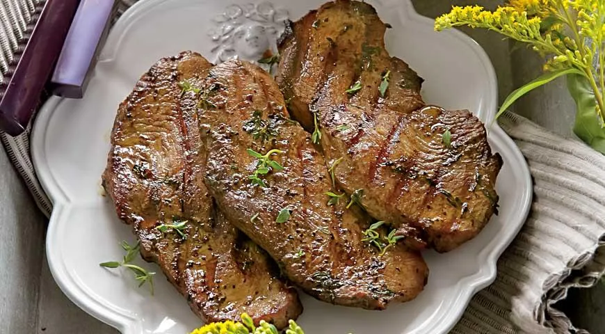 Стейки из индейки в маринаде с пряными травами  