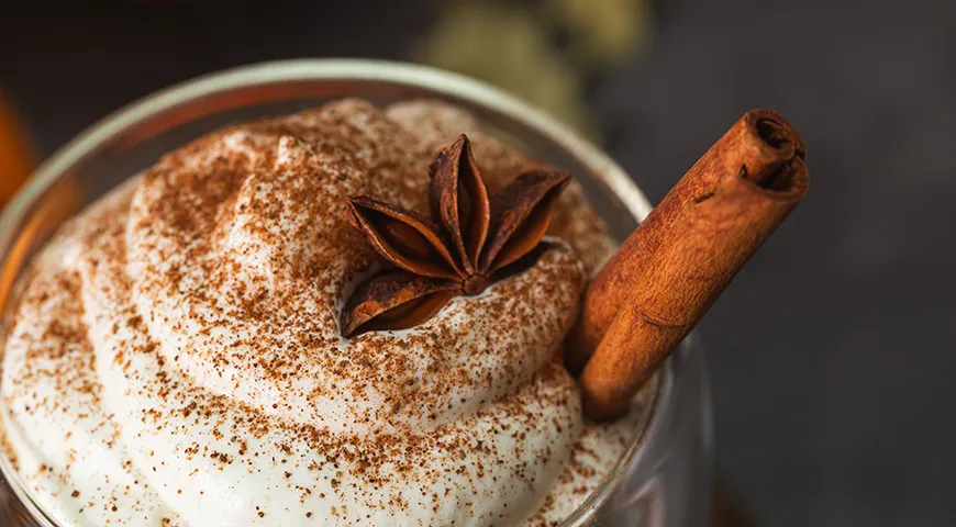 Палочку корицы можно опустить в уже готовый кофе и дать ему настояться минут 5