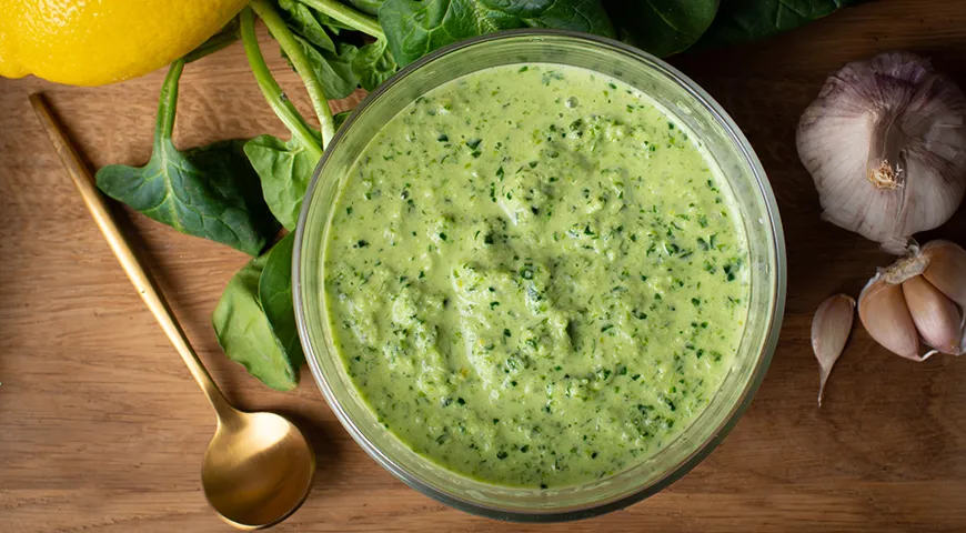 Правильная нарезка овощей для соуса позволяет вкусу раскрыться полностью, не создавая лишней текстуры