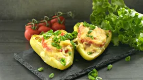 Перец, фаршированный половинками, в духовке