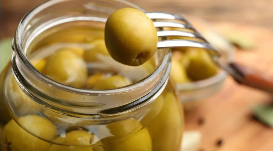 Почему не нужно сливать жидкость из банок с оливками