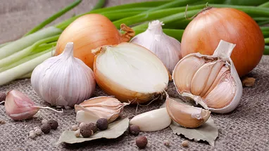 В Индии мужчина развелся с женой из-за ее отказа есть чеснок и лук