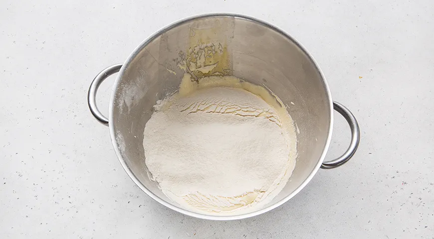 Бисквитный торт с клубникой