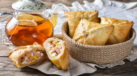 Конвертики из слоеного теста с колбасой и сыром