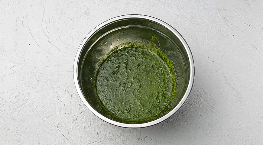 Салат с зеленой сметанной заправкой