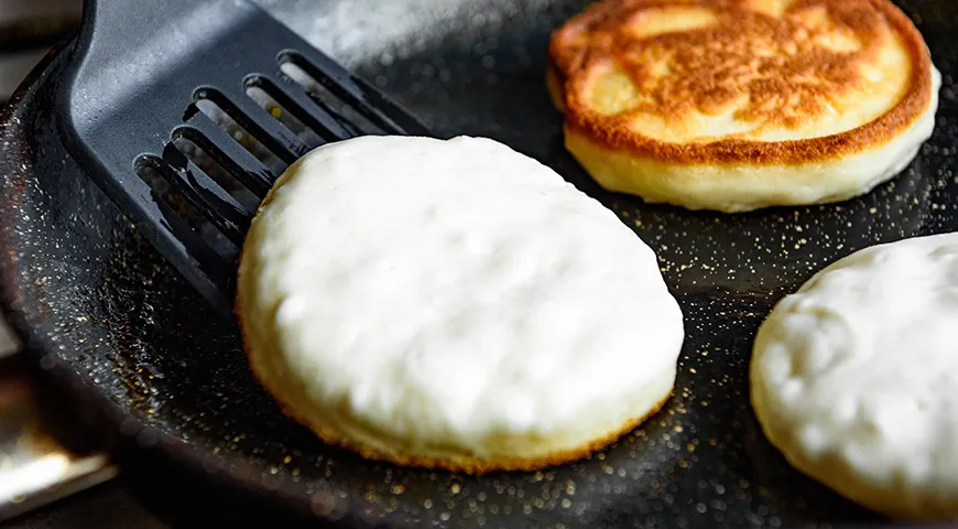 Оладьи рекомендуется жарить на умеренном огне — они быстро схватываются и могут подгореть