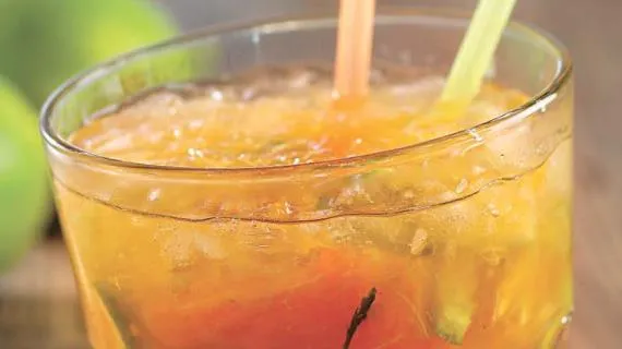 Кайпиринья с личи и киви (Kiwi Caipirinha)