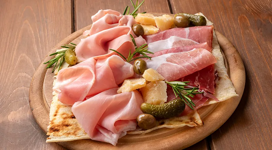 Главные разновидности прошутто: сыровяленая (crudo) и вареная (cotto)