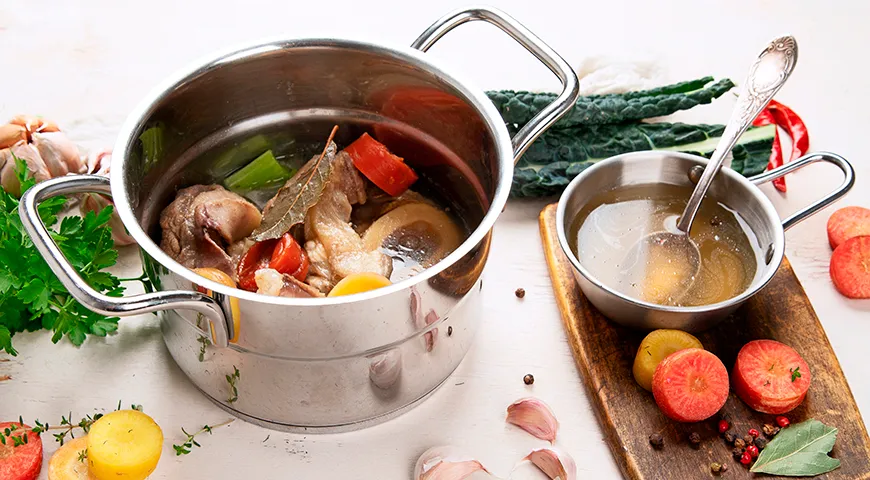 Бульон из говяжьих костей (в разумных пределах) способен помочь при похудении, так как желатин дает сытость