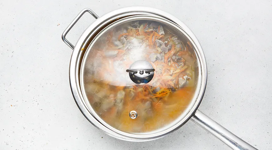 Куриные желудки, тушенные с луком