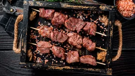 Шашлык из говядины, маринованный в соевом соусе и газированной воде