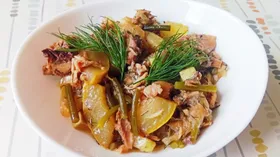 Кабачки с тунцом,  карамелизированным луком и чесночными стрелками