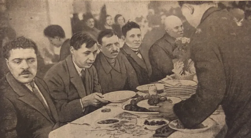 В столовой однодневного дома отдыха ЦПКиО, 1934 г.