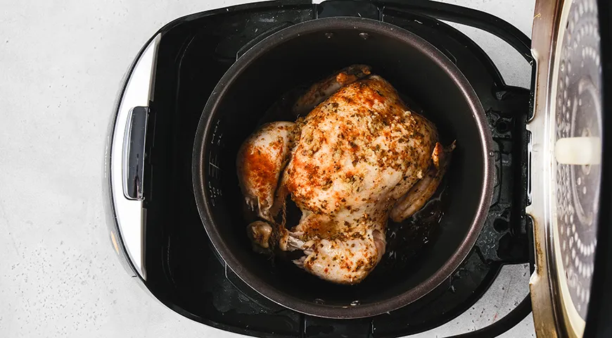 Курица, запеченная целиком в мультиварке