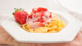 Макароны с клубникой