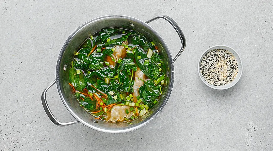 Суп с дамплингами и шпинатом