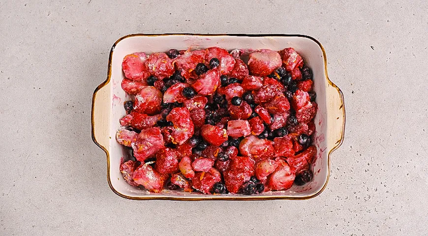 Овсяный крамбл с ягодами