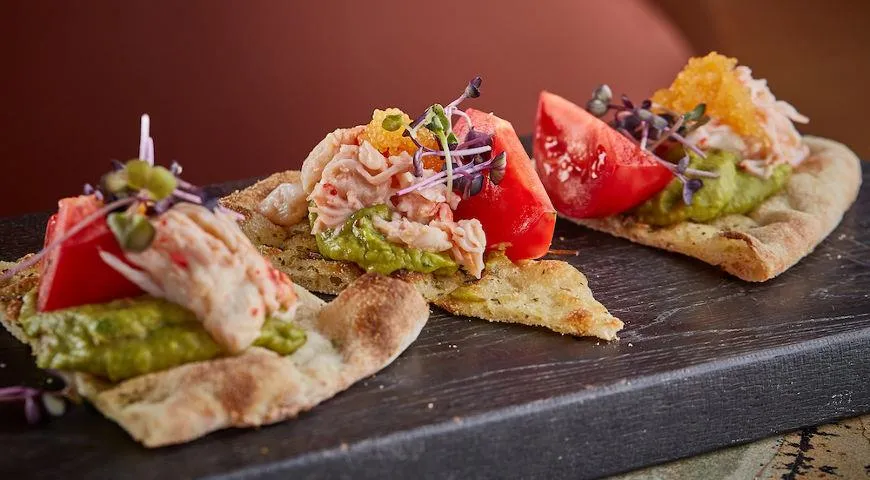 Рецепт фокаччи с мясом краба и икрой сига