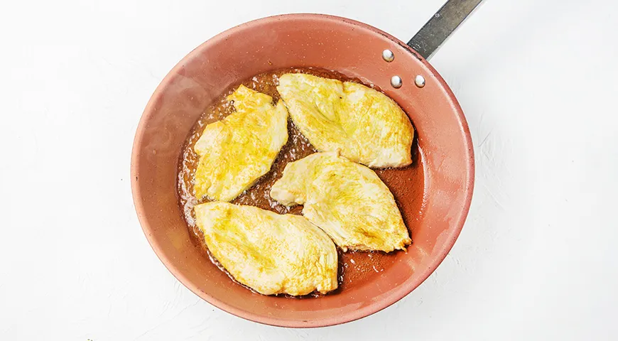 Слоёный салат с курицей, грибами, помидорами и сыром