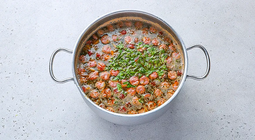 Томатный суп с колбасками и красной фасолью