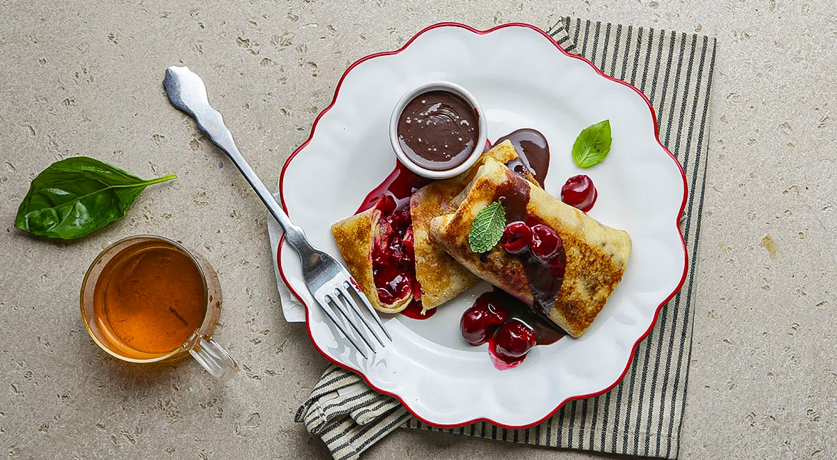 Блины с вишней с шоколадным соусом