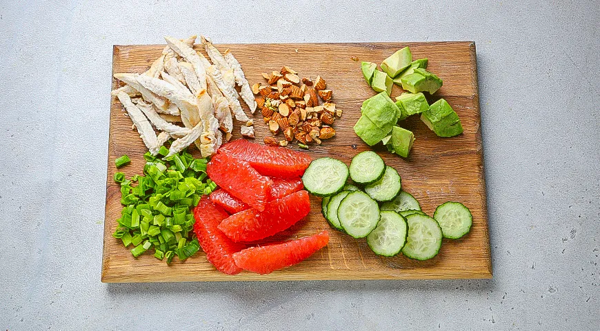 Салат с курицей, авокадо и грейпфрутом