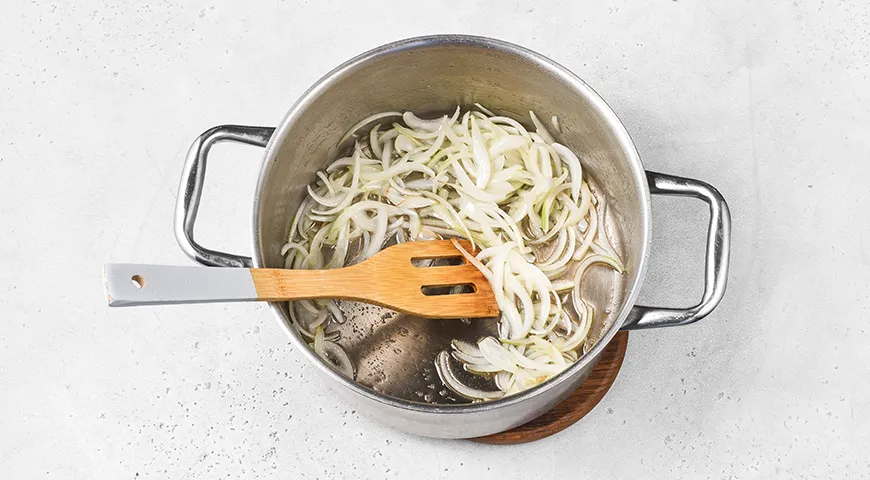 Овощное рагу в кастрюле