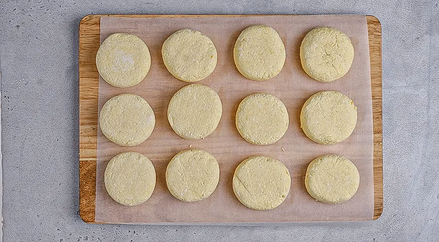 Несладкие сырники с соусом из запеченных овощей