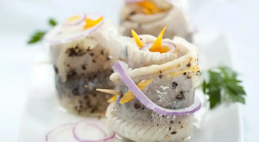 Рольмопсы с маринованной морковкой и луком